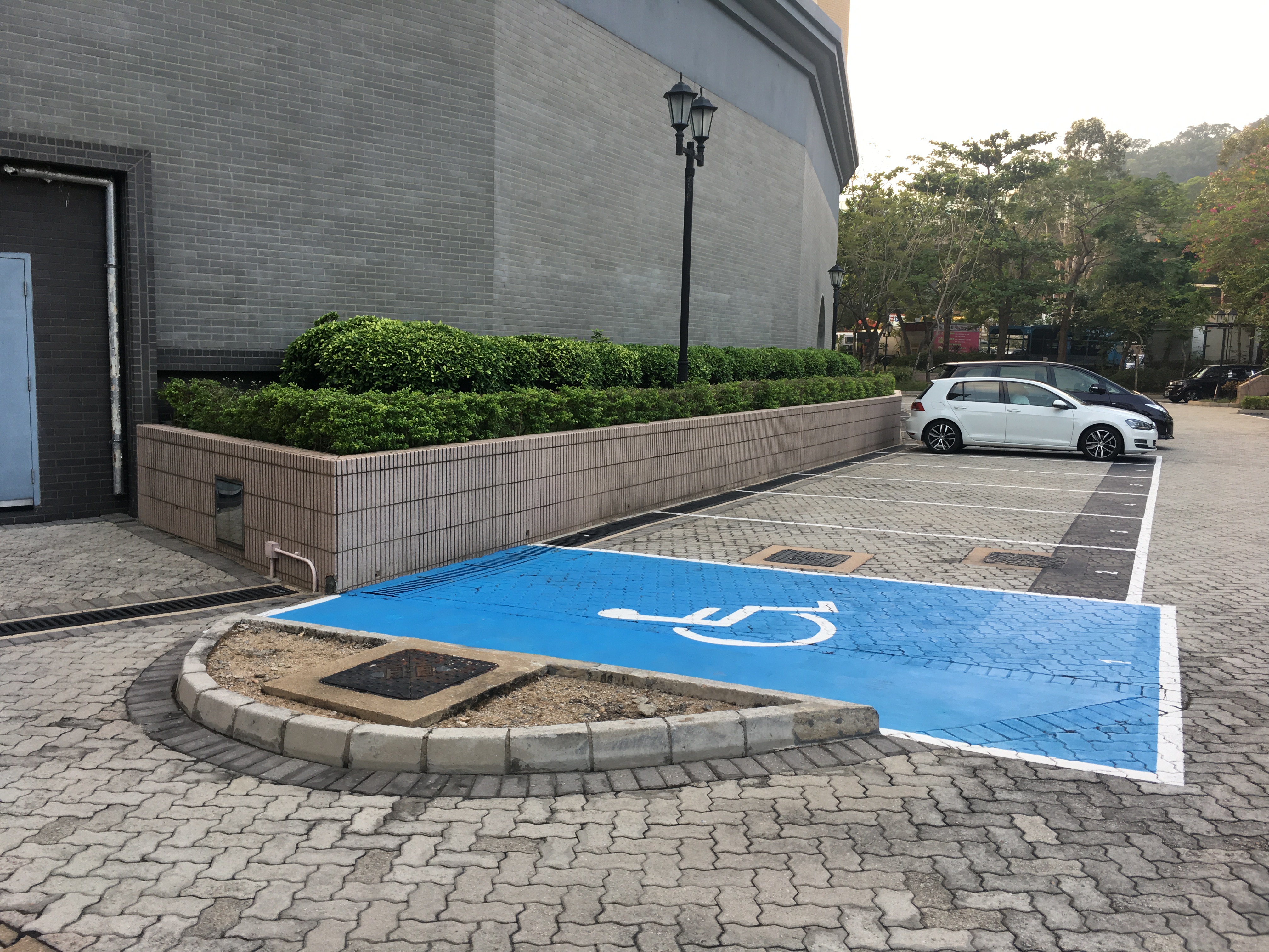 Designated car parking space for persons with disabilities