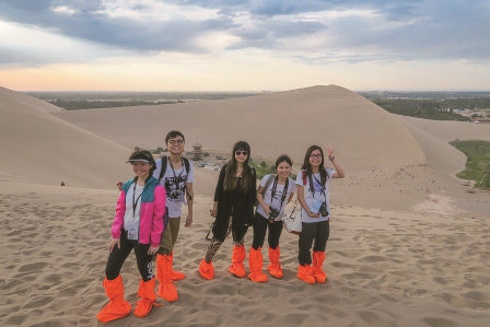 同學在鳴沙山留下難忘的回憶，有些更是首次踏足沙漠。