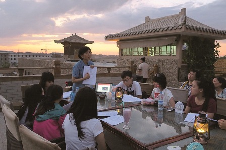 在晚上，崔中慧博士为同学讲课。