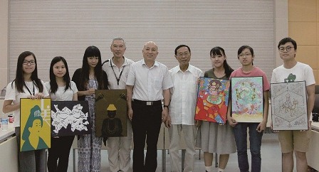 同学向研究院代表分享得奖作品的创作意念，并与敦煌研究院院长王旭东先生合照。