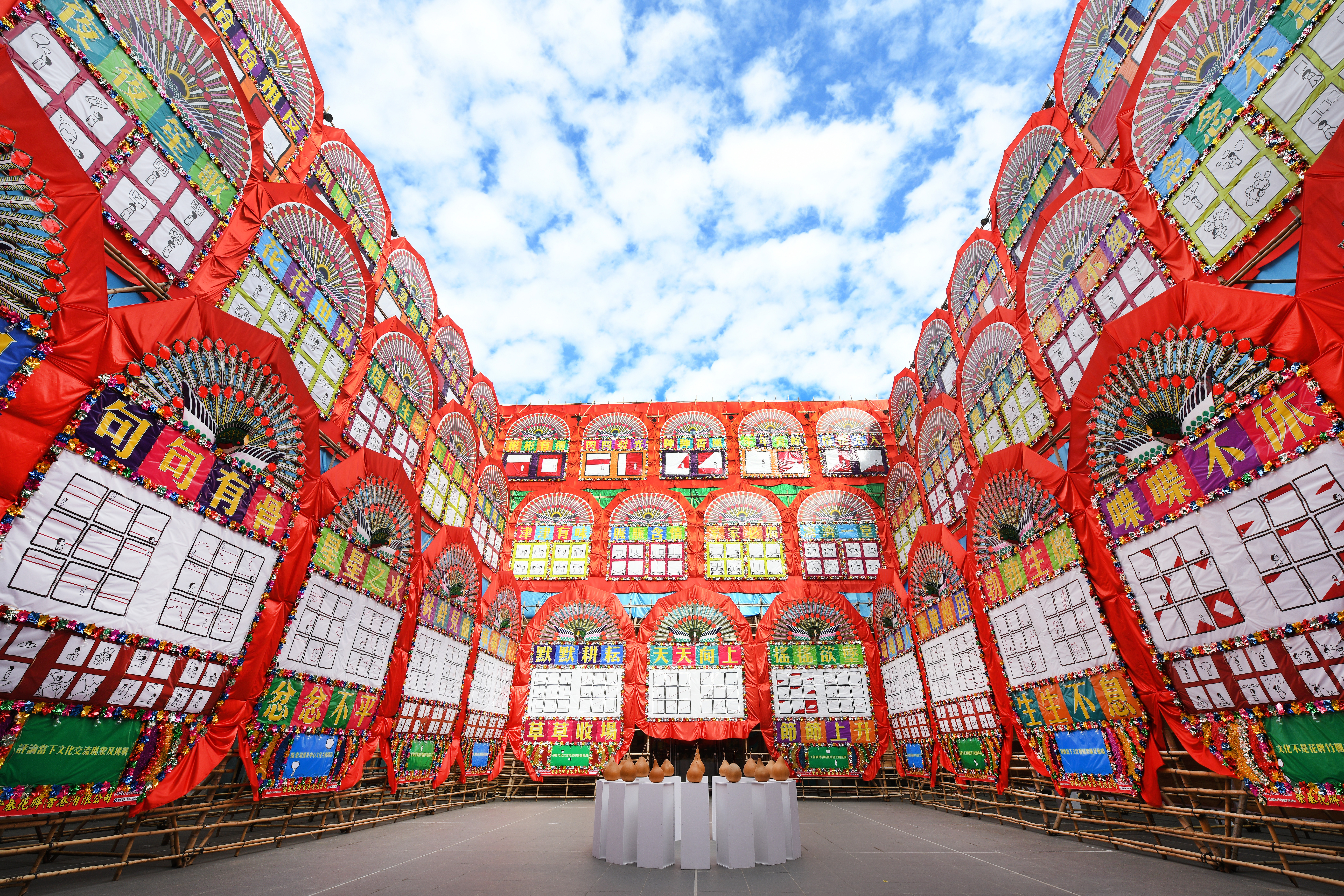 <p>Based on the large-scale flower plaque bamboo installation exhibited in the 48th Smithsonian Folklife Festival in the US in 2014, Danny Yung created another similar installation, <em>GATEWAY – Flower Plaque Secret Garden</em>, in the Courtyard of the Hong Kong Heritage Museum by combining the traditional craftsmanship of bamboo scaffolding and flower plaque with contemporary creativity.</p>