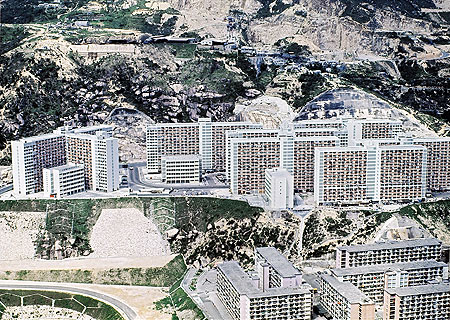 After the government releasing a white paper on the new public housing policy in 1964, big resettlement estates appeared and the buildings were to stretch further to the sky.