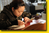 Gong Qian, the bearer of the fifth generation, is demonstrating her skills of making Gong Fan.