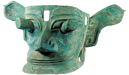 Bronze mask with protruding pupils