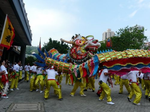 Villagers from Ma Tin Tsuen, Yuen Long were invited to perform a golden dragon dance at Hong Kong Heritage Museum on 18 October 2009. Visitors could enjoy the spectacular moves of the golden dragon.