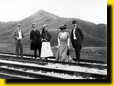 於九鐵英段鐵路開幕慶典上，香港的署理港督梅軒利爵士與代表兩廣總督的華段總辦魏瀚先生攝於羅湖。