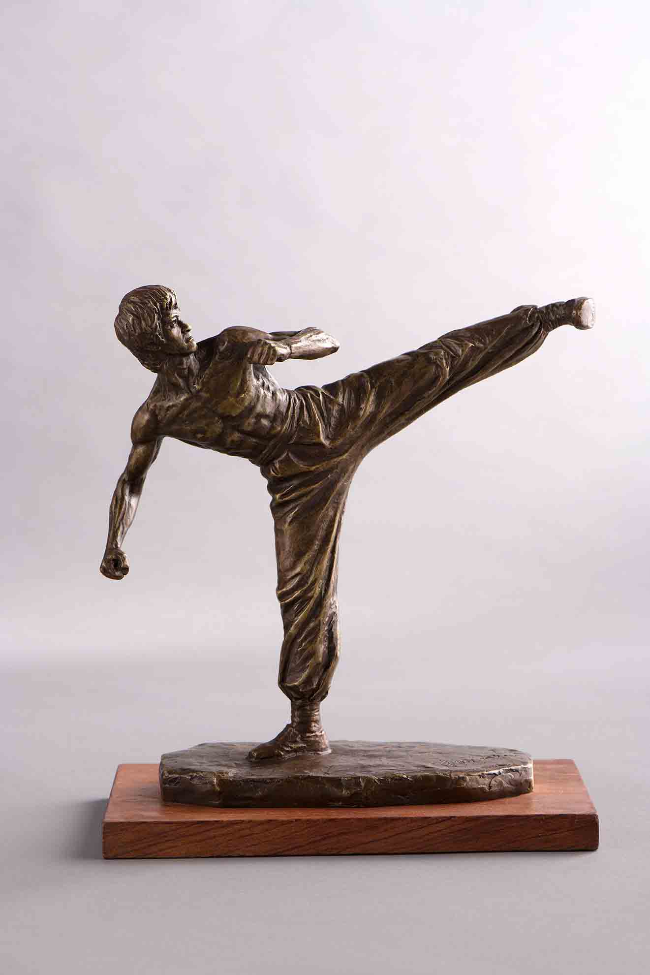 Bruce Lee Bronze Statue