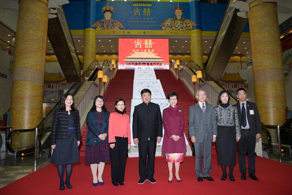 Guests of honour and guests from sponsoring
                                                                        and supporting organizations take a
                                                                        group photo on-stage