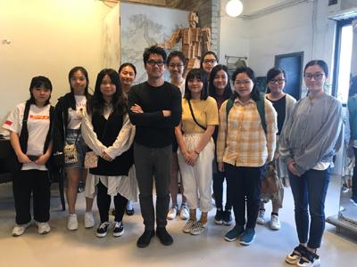 The participants visit the studio of local artist Mr Kum Chi-keung.
