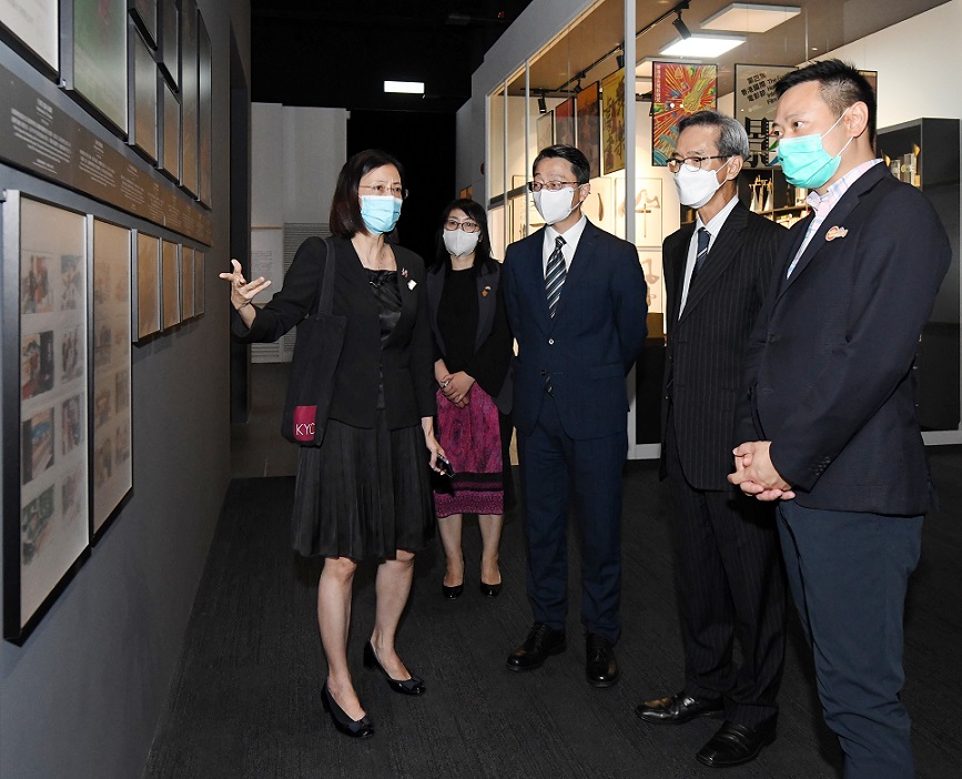 香港文化博物館館長（特別職務）吳雪君向主禮嘉賓介紹展覽。