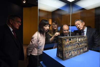 大英博物馆展览策展人贝琳达‧克里勒博士（左三）向嘉宾介绍展品。