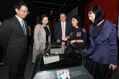 香港電台機構傳訊及節目標準組總監伍曼儀女士向主禮嘉賓介紹展品。
