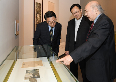 Dr Tang Wai-hung, Deputy Director (Art) of Jao Tsung-I Petite Ecole, The University of Hong Kong, explains exhibits to the officiating guests.