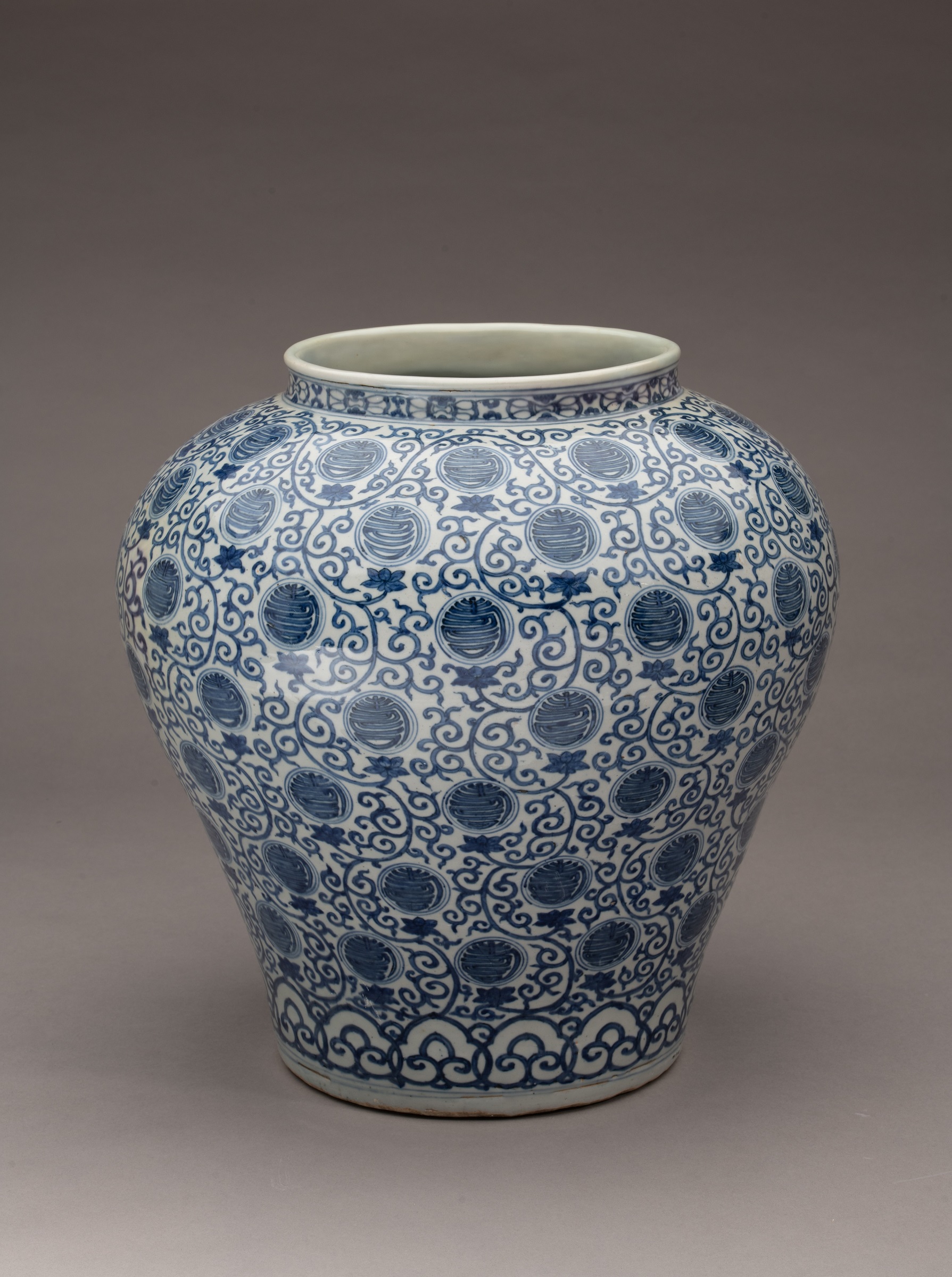 Large Jar with a hundred shou (longevity) roundels in underglaze blue