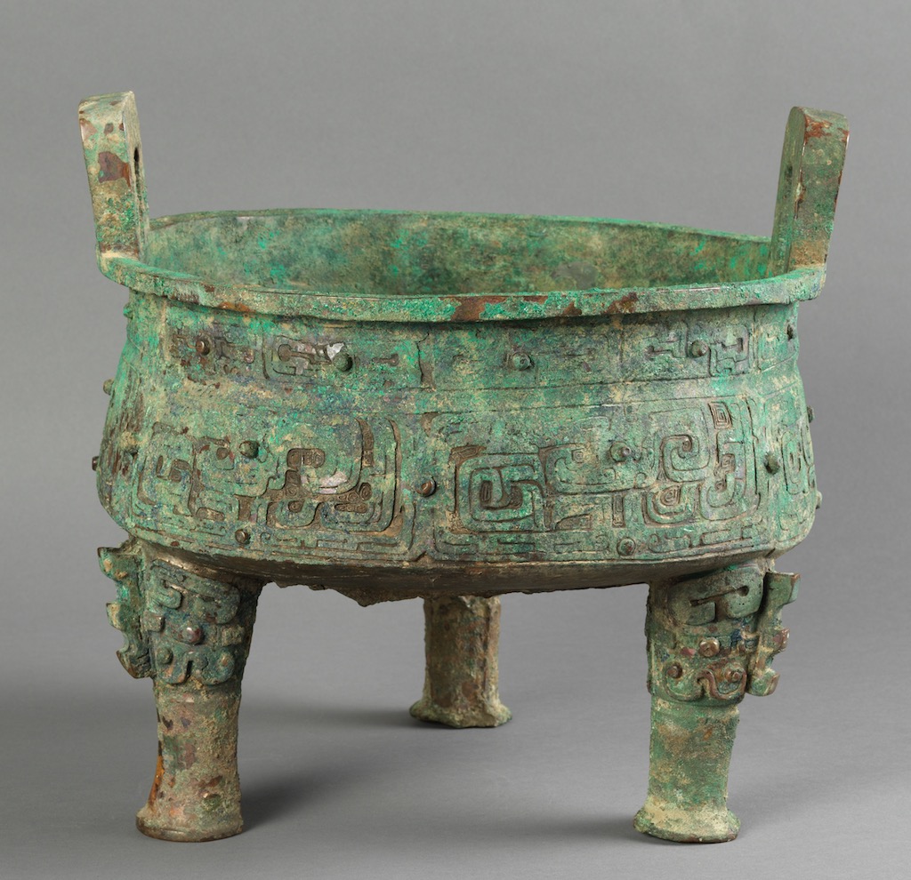 Ding food vessel with kui-dragon design