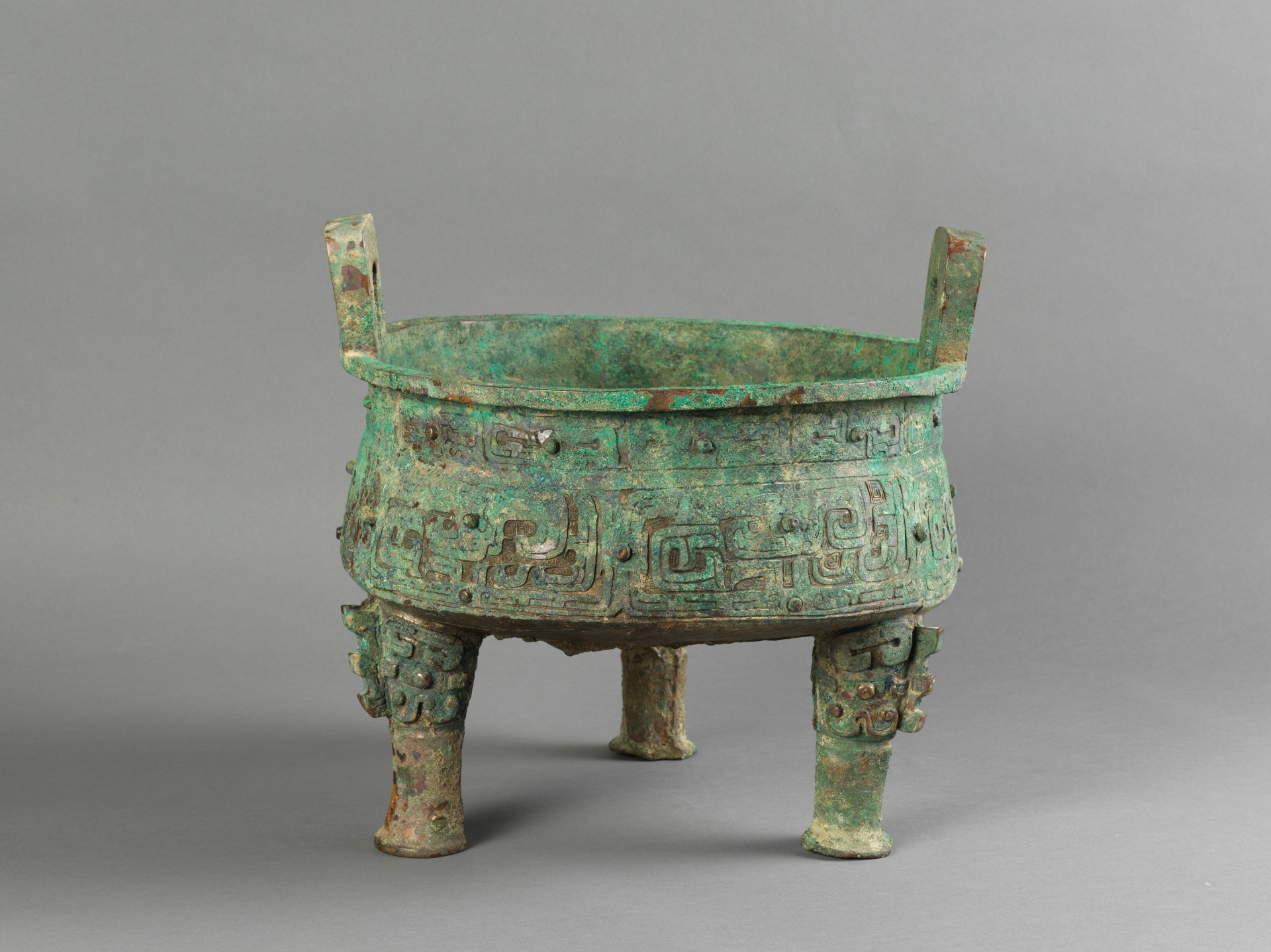 Ding food vessel with kui-dragon design