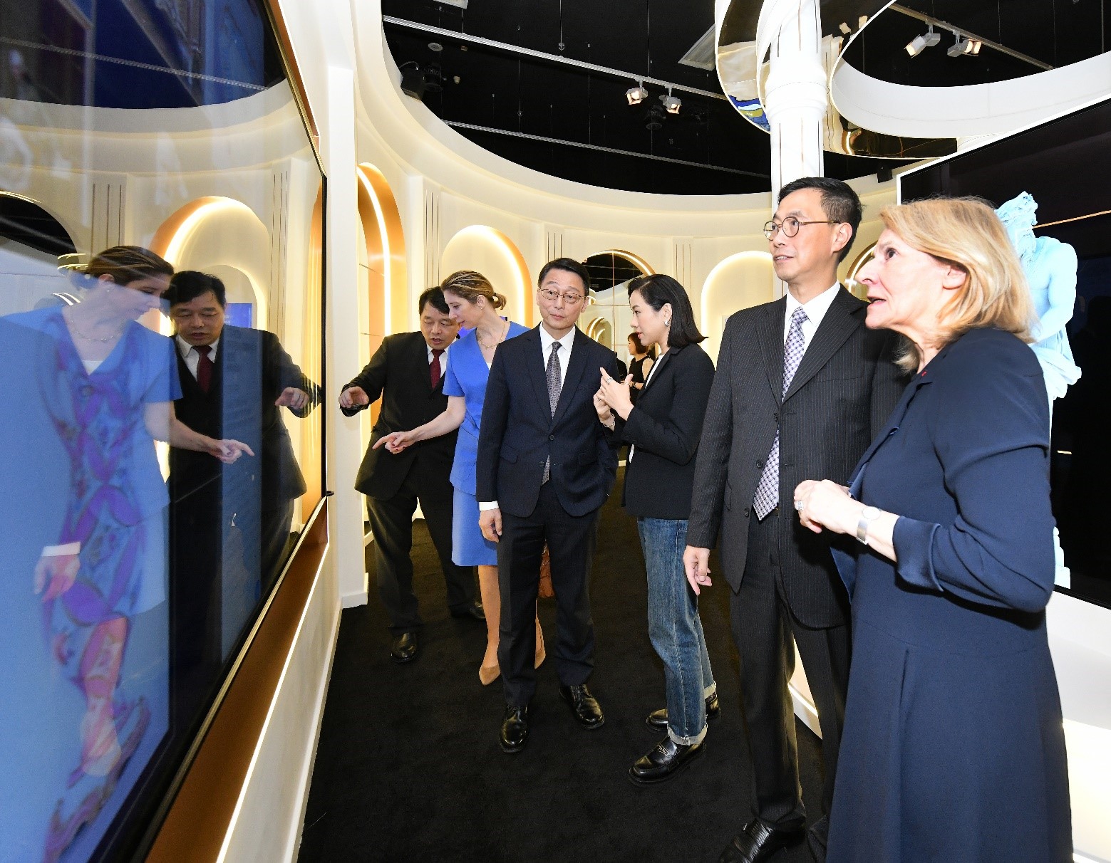 Mr Brian Lam, Museum Director of the Hong Kong Heritage Museum; Ms Karena Lam, Ambassador of French May Arts Festival and Ms Catherine Pégard, President of the Palace of Versailles introduce the giant interactive screen that is used to browse the Versailles' masterpieces to the officiating guests.