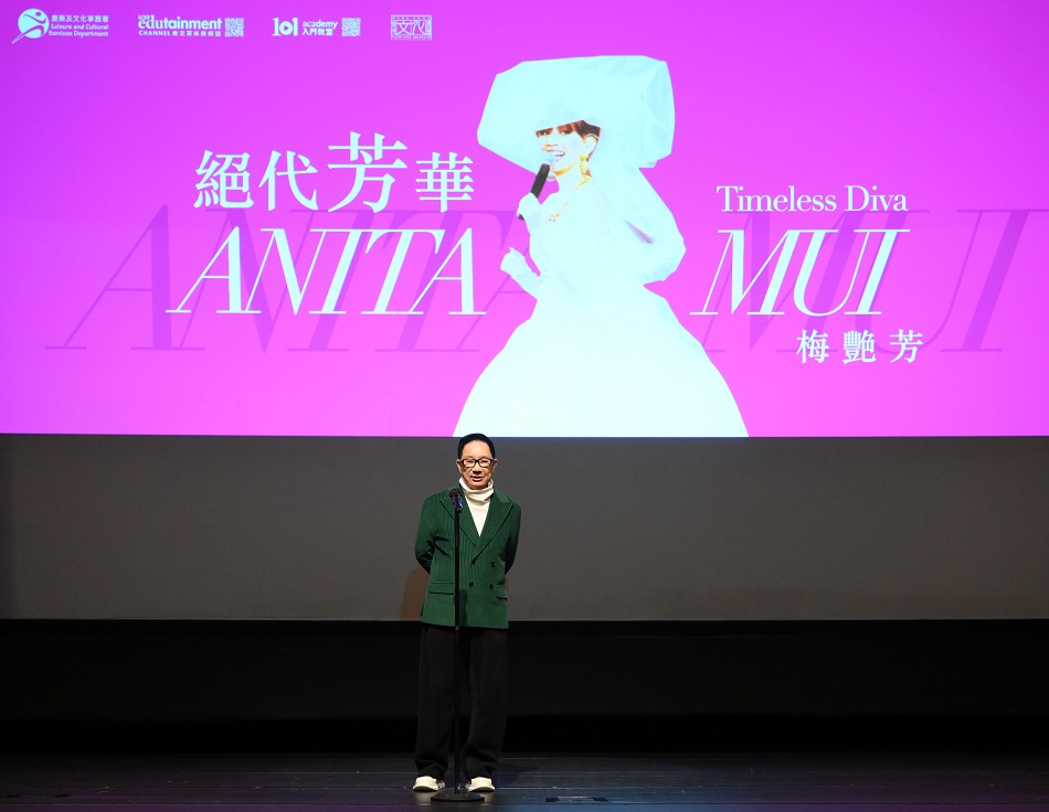 Mr Eddie Lau, prominent fashion and image designer, delivers a welcoming speech at the opening ceremony.
