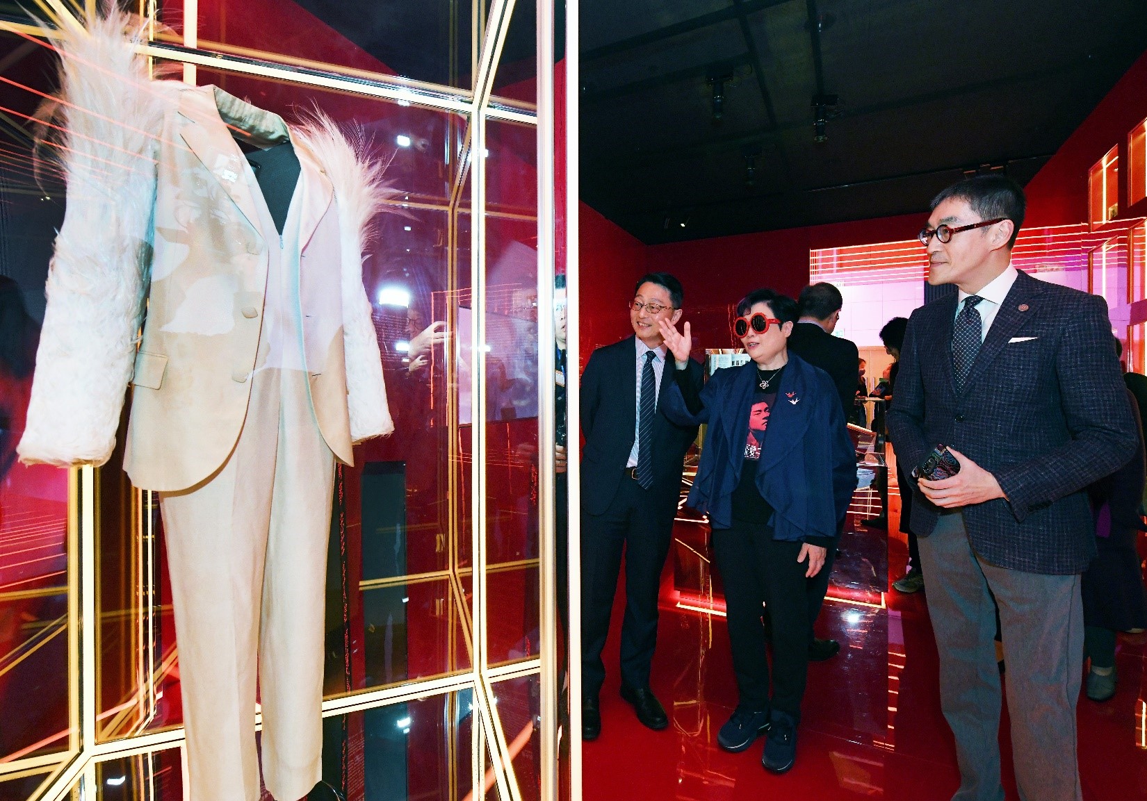 Ms Florence Chan, one of the guest curators, introduces the highlight exhibit to the officiating guests.